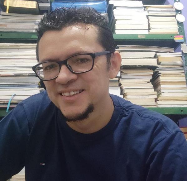Dia do Livro: professor distribui mais de 100 livros por mês gratuitamente em Teresina