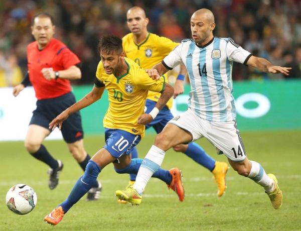 Neymar sofreu com as pancadas de Mascherano, seu companheiro de Barcelona, no jogo deste s&aacute;bado.(Imagem:EFE)