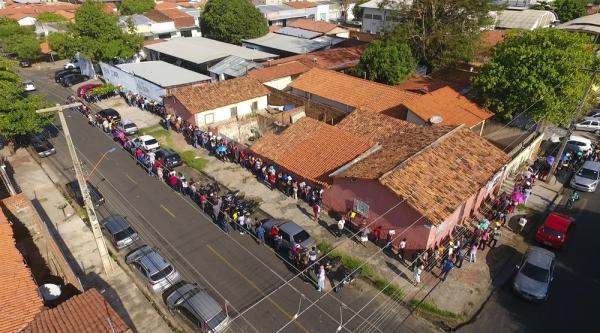 Postos de inscrição para vagas de emprego registram longas filas e confusão em Teresina