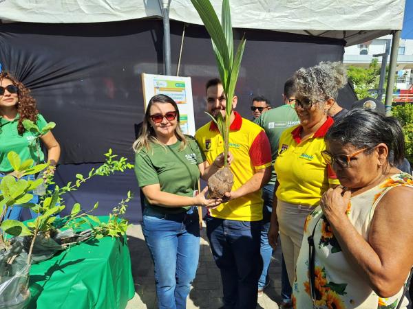 "Abraço do Pai" reúne centenas na Praça da Matriz com ampla prestação de serviços sociais