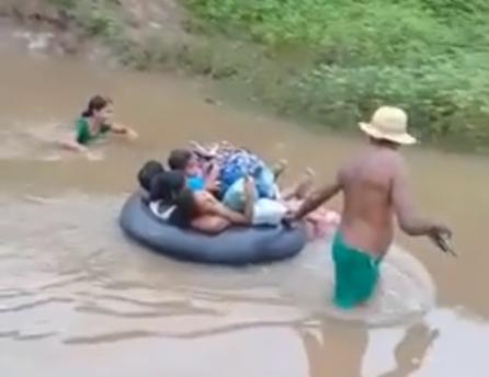 Alunos atravessam rio em boia para ir até a escola no interior do Piauí