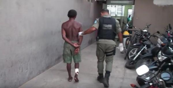 Homem é preso acusado de tentar agredir policiais com facão em Altos