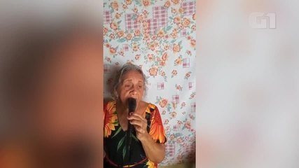Idosa compõe música para comemorar imunização: "vacina sim, Covid não"