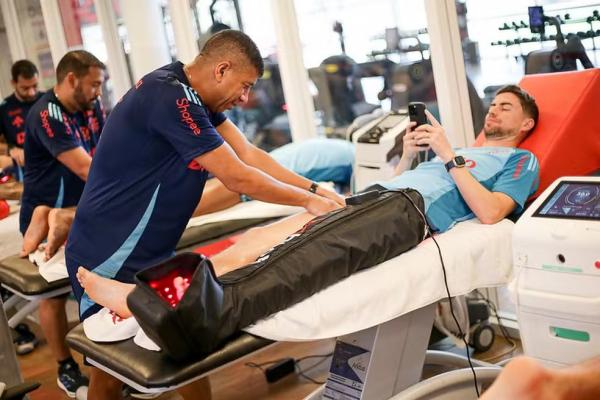Jorginho em tratamento no departamento m&eacute;dico do Flamengo.(Imagem:Gilvan de Souza / Flamengo)