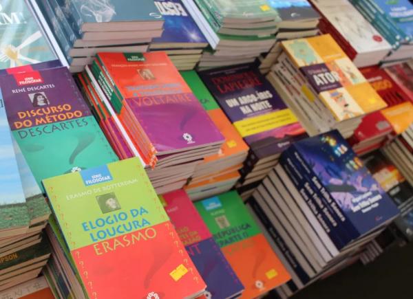 Al&eacute;m de shows e da tradicional feira de livros, o evento contar&aacute; com diversos palestrantes. (Imagem:Patr&iacute;cia Andrade/G1)