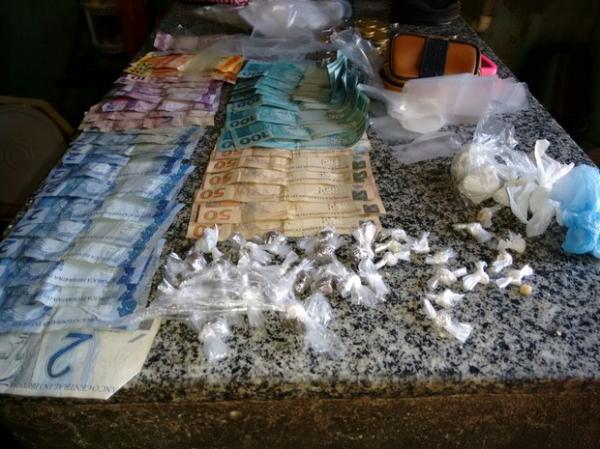 Polícia prende 'vovó do tráfico' com drogas e dinheiro em Teresina