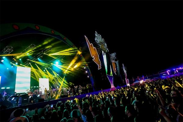  F&atilde; faz pedido de casamento no palco do Piau&iacute; Pop em show do Edu Falaschi. (Imagem:Renato Andrade/Cidadeverde.com)