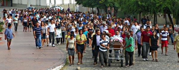 Jovem Ang&eacute;lica Maia &eacute; sepultada em meio a muita como&ccedil;&atilde;o e tristesa.(Imagem:Cidades na net)