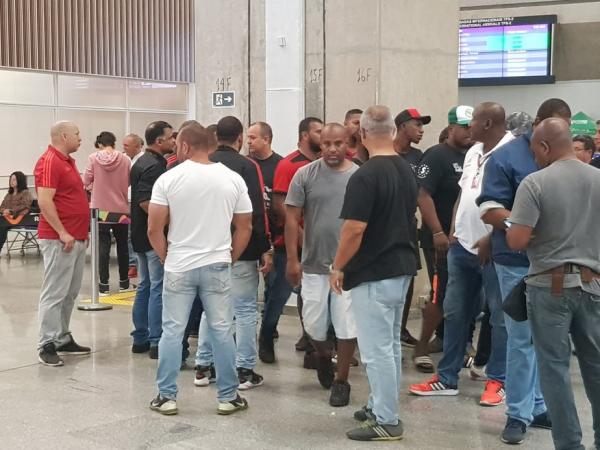 Flamengo dribla torcedores em desembarque no Rio de Janeiro após derrota para o Emelec