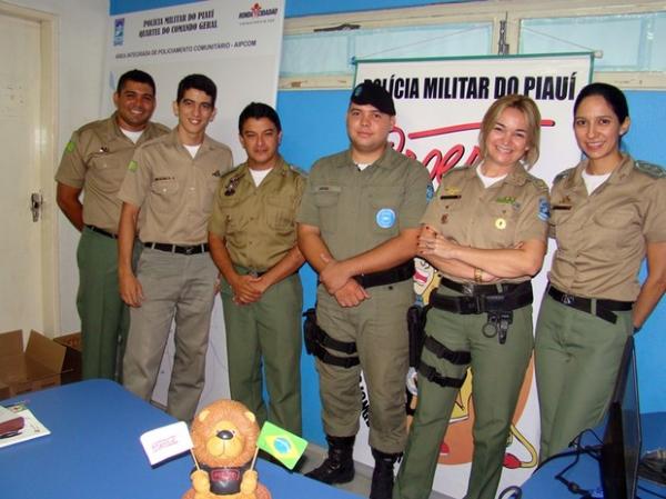 Equipe da Pol&iacute;cia Militar que realiza o Proerd no estado do Piau&iacute;.(Imagem: Gil Oliveira/ G1)