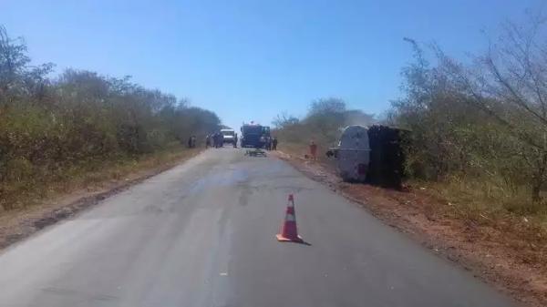 Caminh&atilde;o tombada(Imagem:Divulga&ccedil;&atilde;o/PRF)