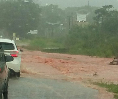 BR-343 alaga novamente durante chuvas e trânsito é lento