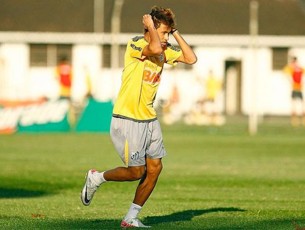 Segundo jornal espanhol, Neymar se apresenta ao Real Madrid dois dias depois da final do Mundial de Clubes e j&aacute; passa o Natal como jogador merengue.(Imagem: Ricardo Saubin / Site Oficial do Santos)