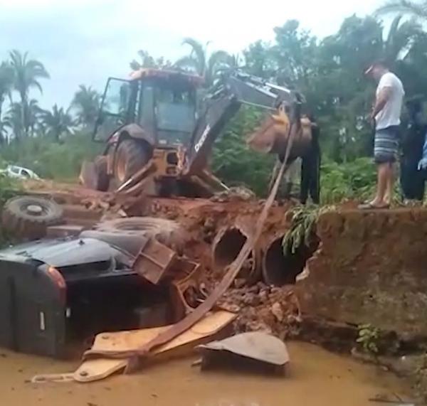  Comunidade fica isolada ap&oacute;s passagem molhada ceder com for&ccedil;a da &aacute;gua em Altos, no Piau&iacute;.(Imagem: Reprodu&ccedil;&atilde;o )