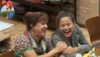 Nany diverte Carol e Dudu no café da manhã