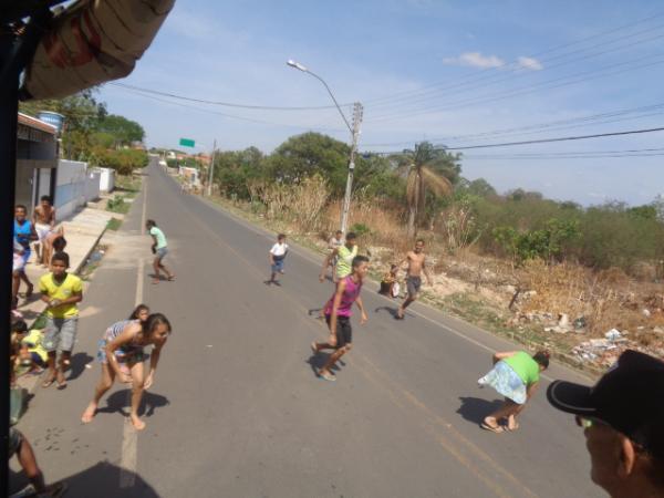 Palha&ccedil;o carrapeta percorre ruas de Floriano distribuindo bombons.(Imagem:FlorianoNews)