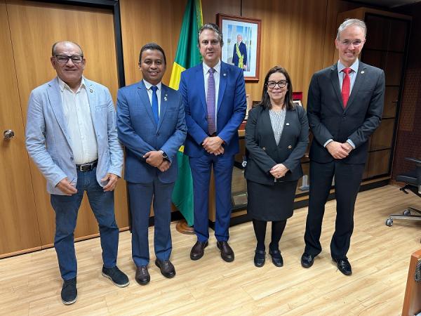 Dr. Francisco solicita recursos para estrutura e novos cursos para Universidade e Instituto Federal