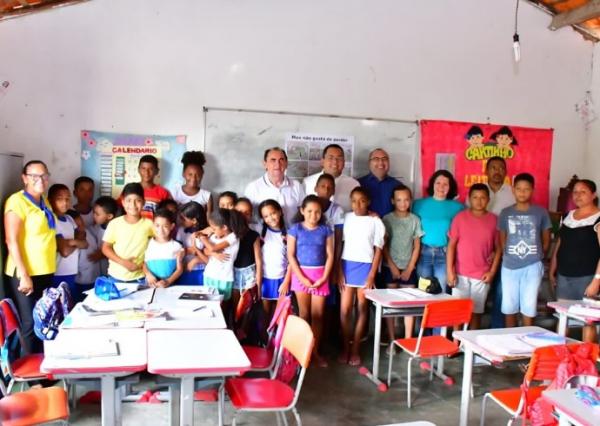 Prefeito Antônio Reis anuncia investimentos na educação em visita à zona rural de Floriano