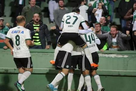Coritiba se reabilita e Fortaleza vence mais uma na Série B do Brasileiro