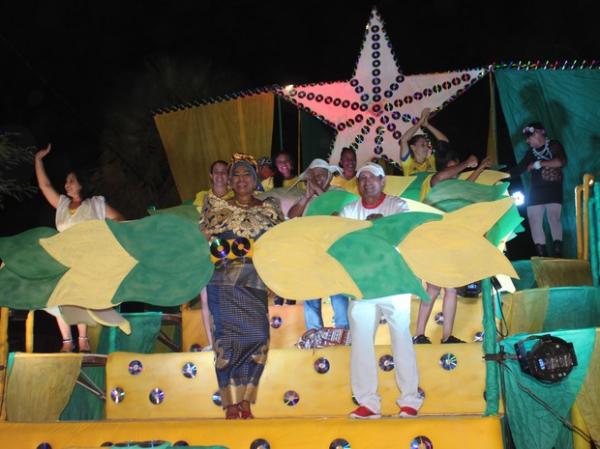Primeira noite: escolas de Teresina trazem críticas e homenagens