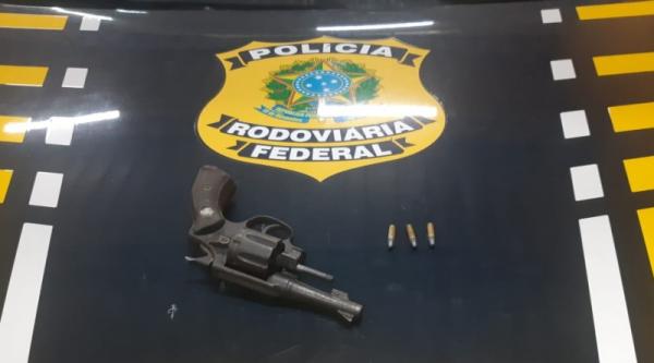 Em Floriano/PI: PRF prende na BR 230 homem pelo crime de Porte Ilegal de Arma de Fogo e Munições