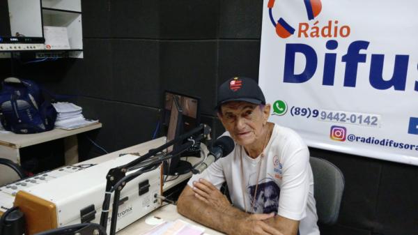 Cronista social Jocy Astor é encontrado morto em sua residência em Floriano