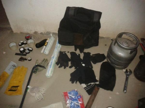 Dupla é presa com dinamite e armas usados em roubos a caixas de banco