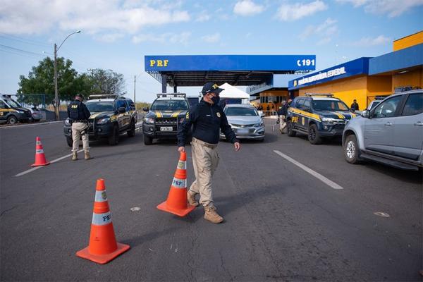 Motociclista morre após colidir com carro e ser arrastado por 30 metros no Sul do Piauí