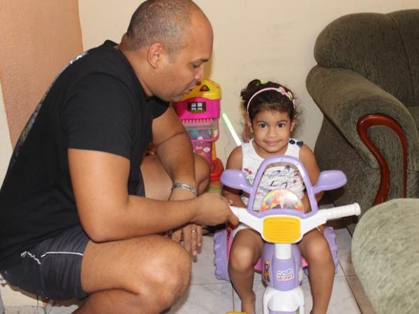Pai para de trabalhar para cuidar de filha e da casa em Teresina