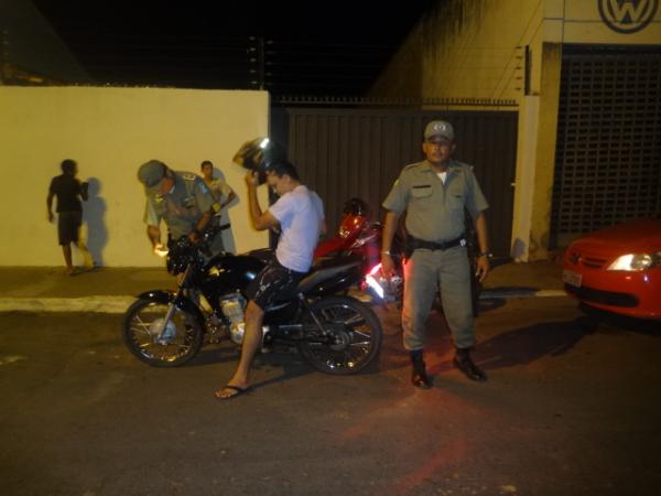 Pol&iacute;cia Militar e DETRAN realizaram Blitz em Floriano.(Imagem:FlorianoNews)