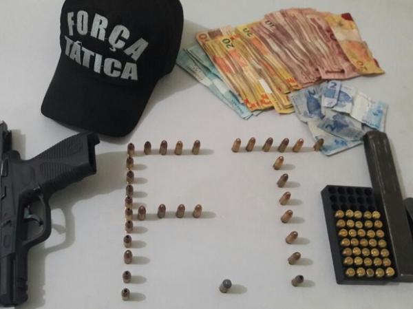 Mulher é presa com arma de uso da polícia e colete dos Correios no Piauí