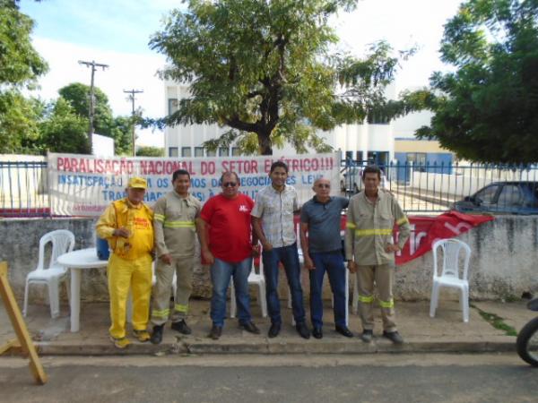 Trabalhadores da Eletrobras Piau&iacute; realizam paralisa&ccedil;&atilde;o contra privatiza&ccedil;&atilde;o.(Imagem:FlorianoNews)