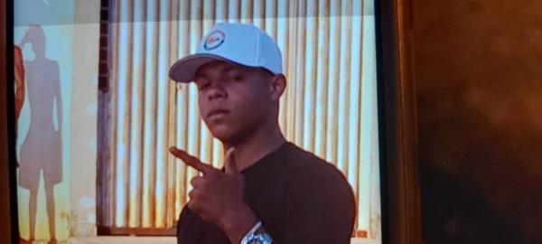 Adolescente de 17 anos é morto com tiro na cabeça em terreno baldio no bairro Tiberão