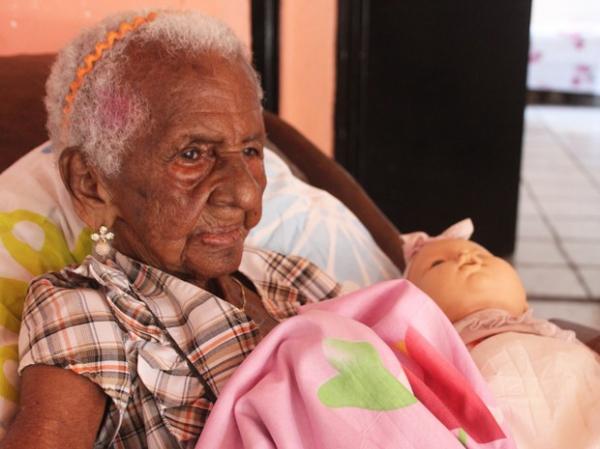 Não tenho ninguém no mundo, diz idosa ao comemorar 105 anos no PI