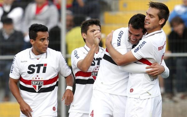 Abra&ccedil;ado por Rhodolfo, Toloi comemora, observado por Jadson e Osvaldo.(Imagem: Ag&ecirc;ncia EFE)