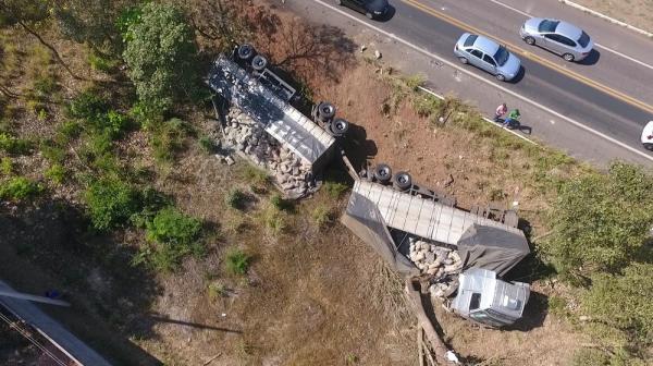 Caminh&atilde;o carregado tombou na BR-343, em Teresina.(Imagem:Magno Bonfim/TV Clube)