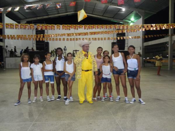 Rep&oacute;rter Amarelinho realizou abertura do Festival de Quadrilhas de Floriano.(Imagem:FlorianoNews)