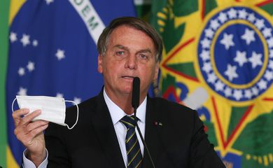 Governador do PI diz que declaração de Bolsonaro sobre não usar máscaras é "querosene em incêndio"