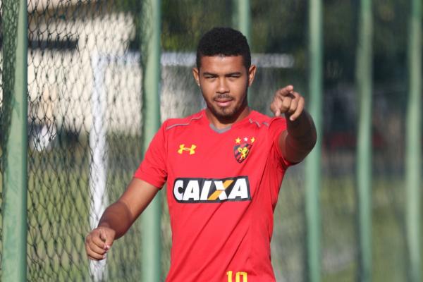 Empresário faz B.O e diz ter sido agredido pelo atacante Juninho, ex-Sport; jogador nega violência