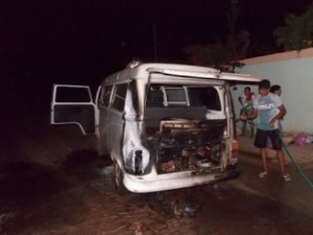 Van que transportava professores pega fogo no interior do Piauí