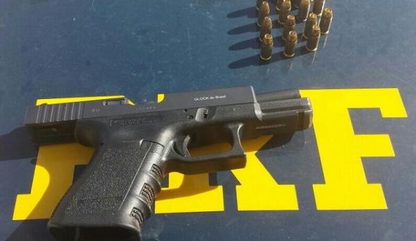 Mecânico é preso pela PRF dirigindo carro com placas adulteradas e portando arma de fogo
