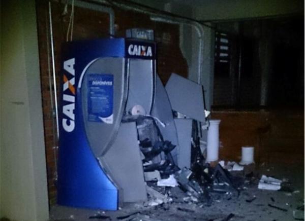 Quadrilha explode caixas eletrônicos em faculdade da Zona Leste