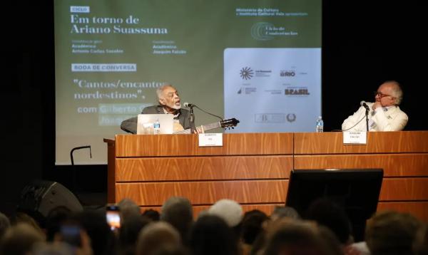 Os acad&ecirc;micos Gilberto Gil e Joaquim Falc&atilde;o na confer&ecirc;ncia.(Imagem:FERNANDO FRAZ&Atilde;O/AG&Ecirc;NCIA BRASIL)
