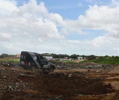 Feto dentro de saco plástico é encontrado no lixão de Parnaíba