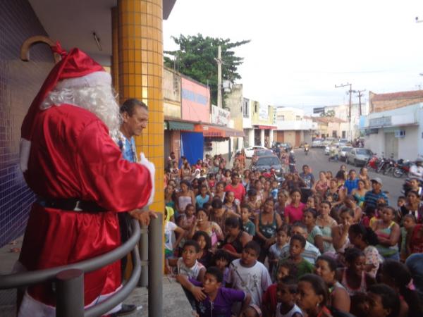 Crianças ganham presentes do Papai Noel dos Correios em Floriano