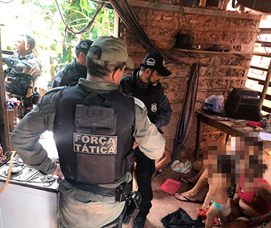 Criança encontrada com droga na fralda é entregue ao tio
