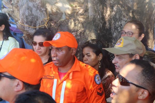 Amigos se emocionam durante sepultamento do corpo do capit&atilde;o Anderson.(Imagem:Lorena Linhares/G1)