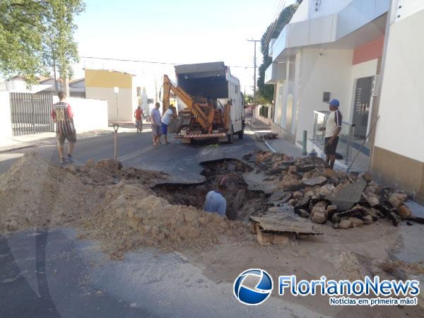 Rompimento de cano provocou falta d'&aacute;gua nos bairros de Floriano.(Imagem:FlorianoNews)