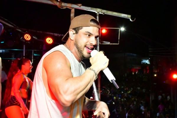  Carnaval 2025: &Aacute;vine Vinny re&uacute;ne multid&atilde;o no 2&ordm; arrast&atilde;o de Floriano(Imagem:Secom)