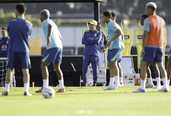 Ancelotti observa a atividade no campo do primeiro dia de treino da sele&ccedil;&atilde;o.(Imagem:Rafael Ribeiro/CBF)